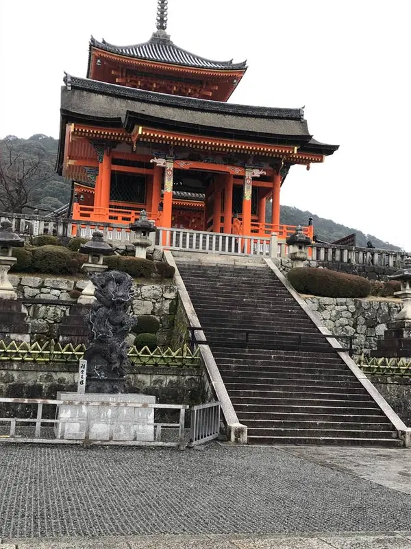 清水寺入り口の仁王門