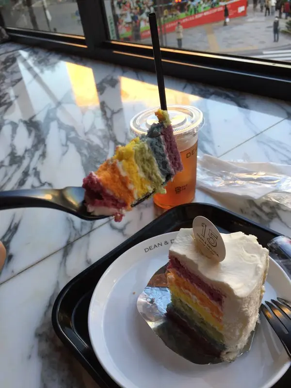 SNS映え必至のレインボーケーキ！