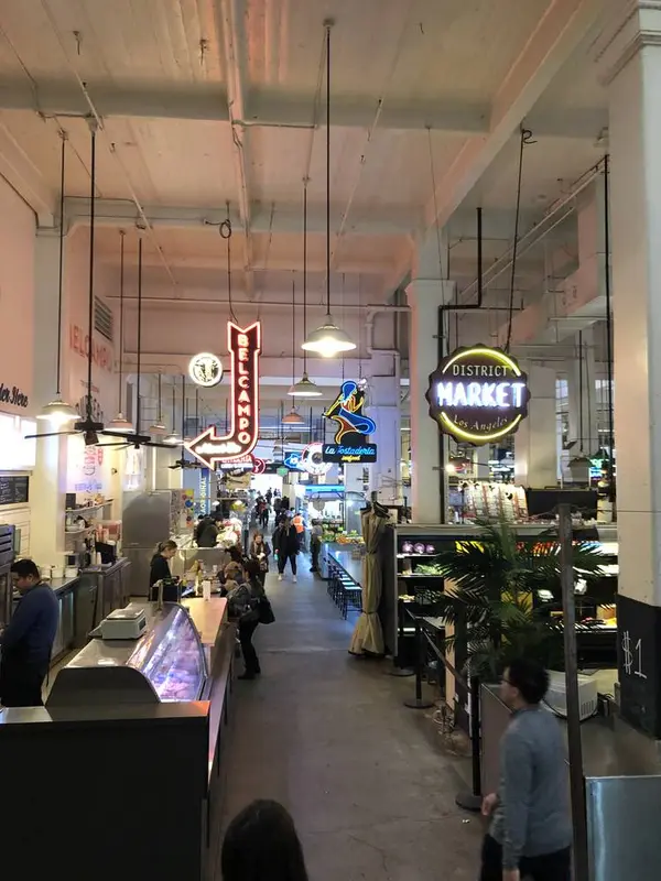 各店のネオンが立ち並ぶ。