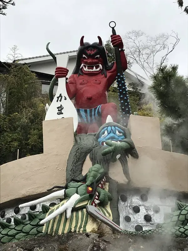 かまどの上から赤鬼に睨まれる
