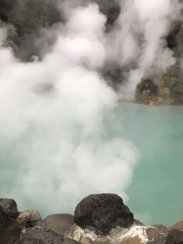 コバルトブルーの温泉