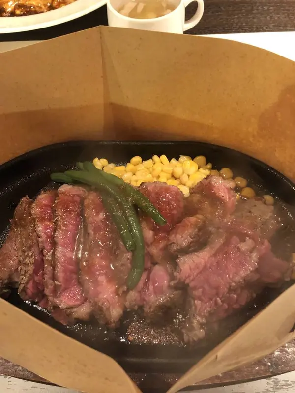 ボリューム満点のステーキランチ