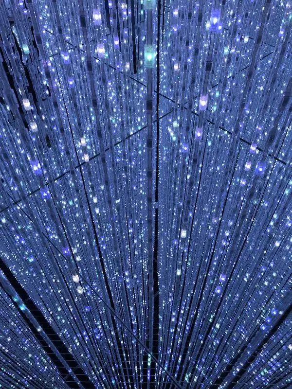 鏡張りのledの部屋