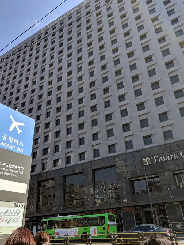 仁川空港行きのバス停