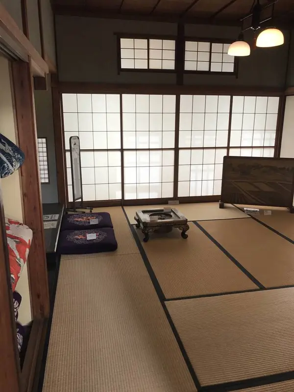 中に入ると和室があります