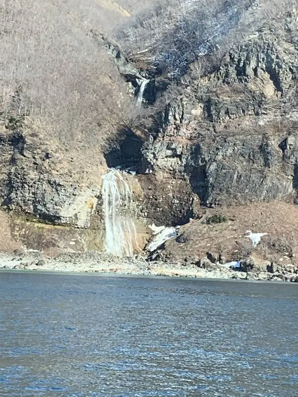 カムイワッカの滝(船上より)