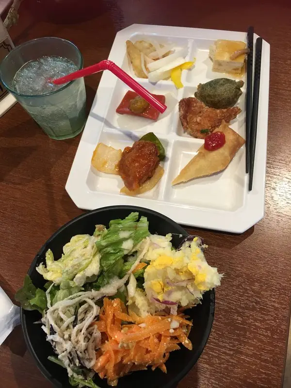 サラダだけでも数種類。