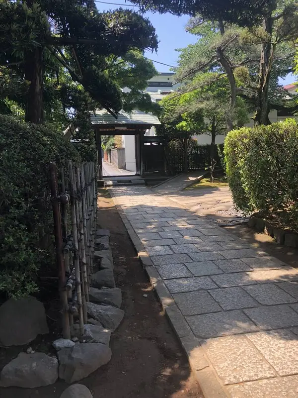 最初の写真の入り口。中からはこんな感じ。