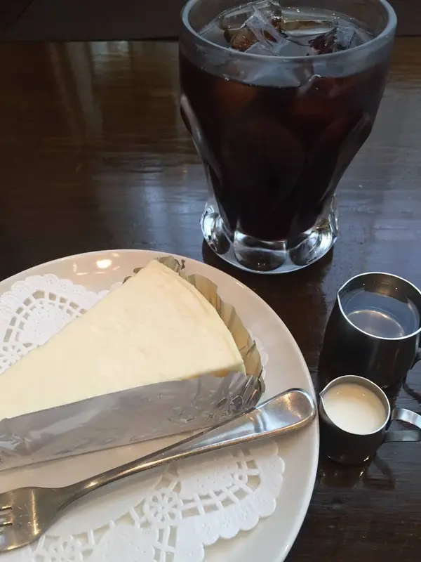 アイスコーヒーとチーズケーキ。