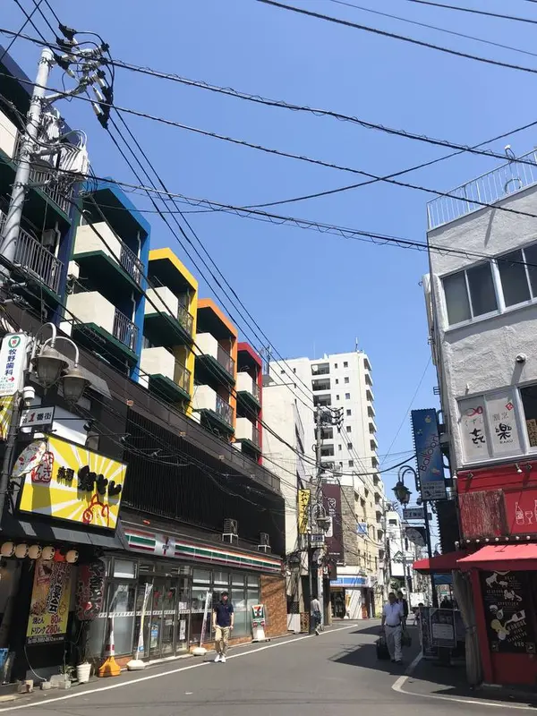 カラフルなビルの上に…