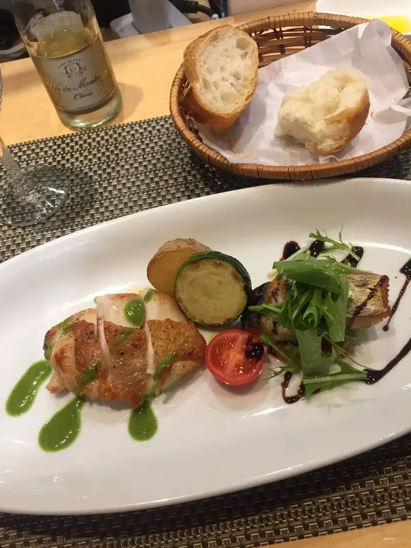 鶏肉のソテーと鰆のバルサミコソース