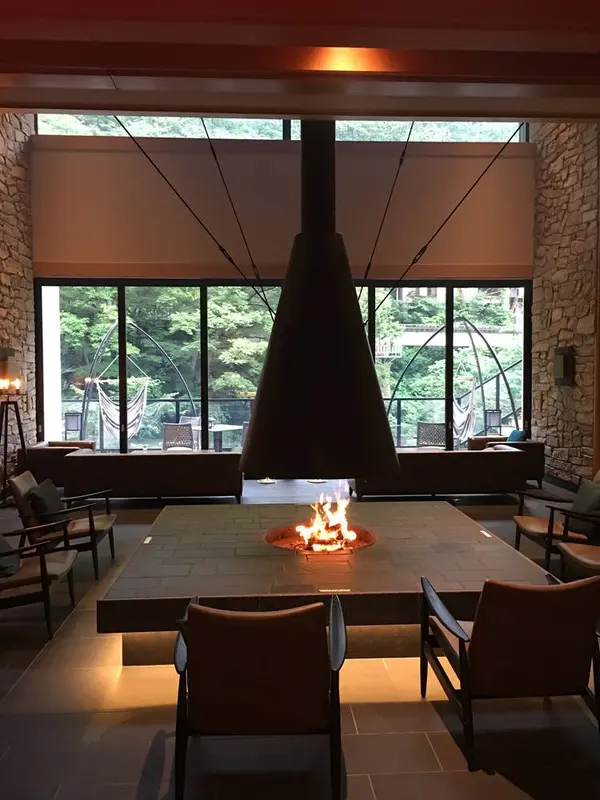 夏ですが暖炉でお出迎え。