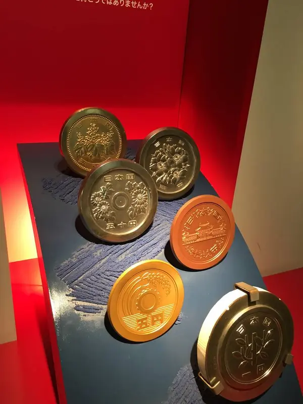 お金の群れ