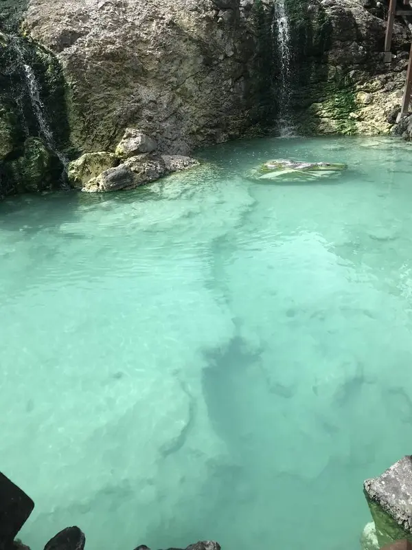 エメラルドグリーンの湯畑
