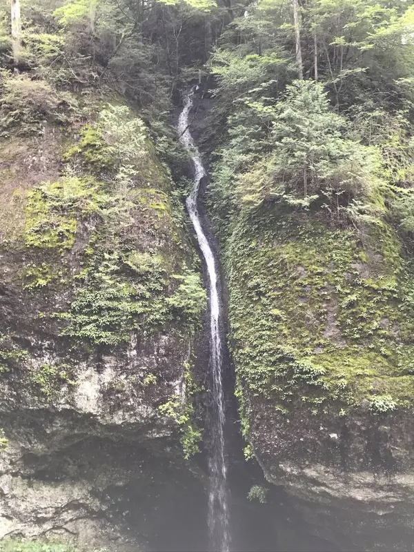 巨岩の間を流れ落ちる滝