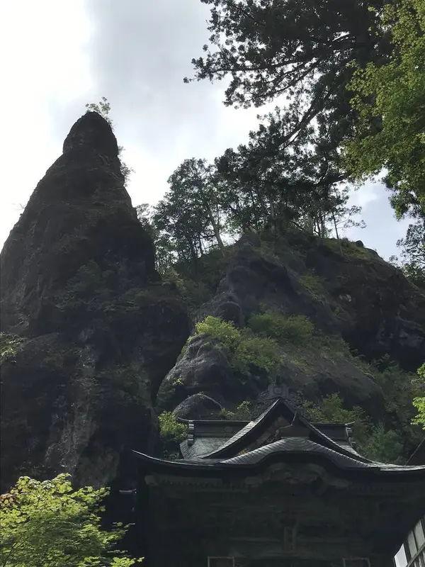 そびえ立つ巨岩