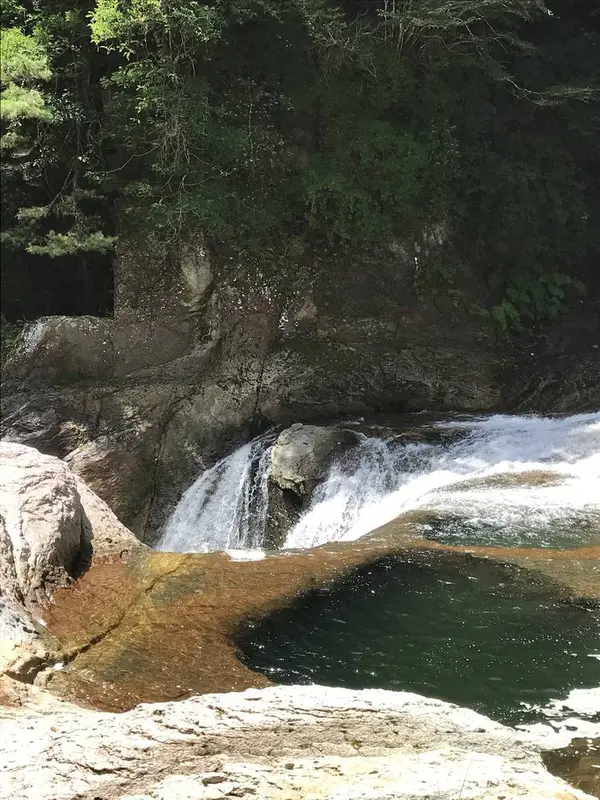 巨岩と滝