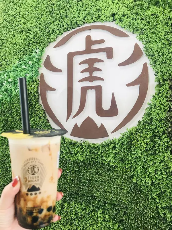 お店の前で