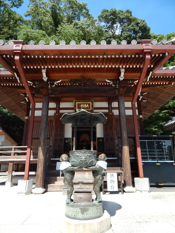 大師堂の香炉台に注目
