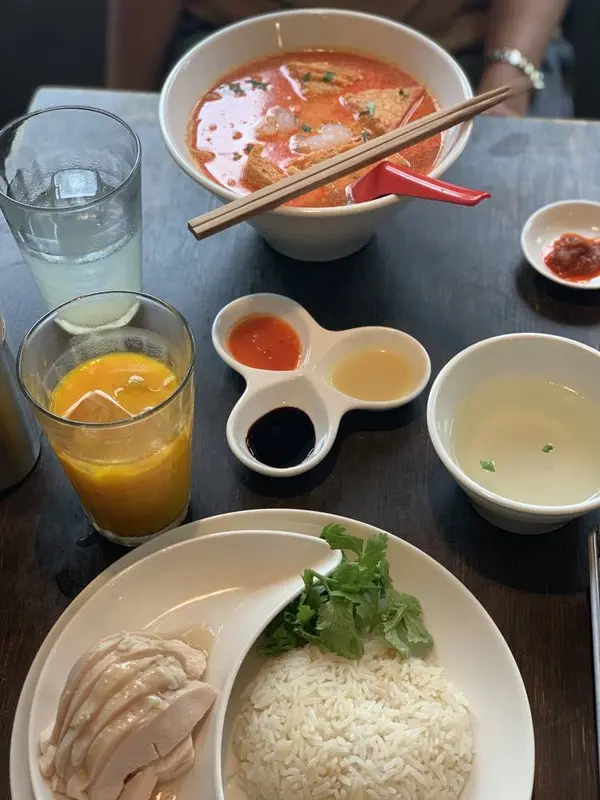 手前がランチの定番、海南鳥飯。