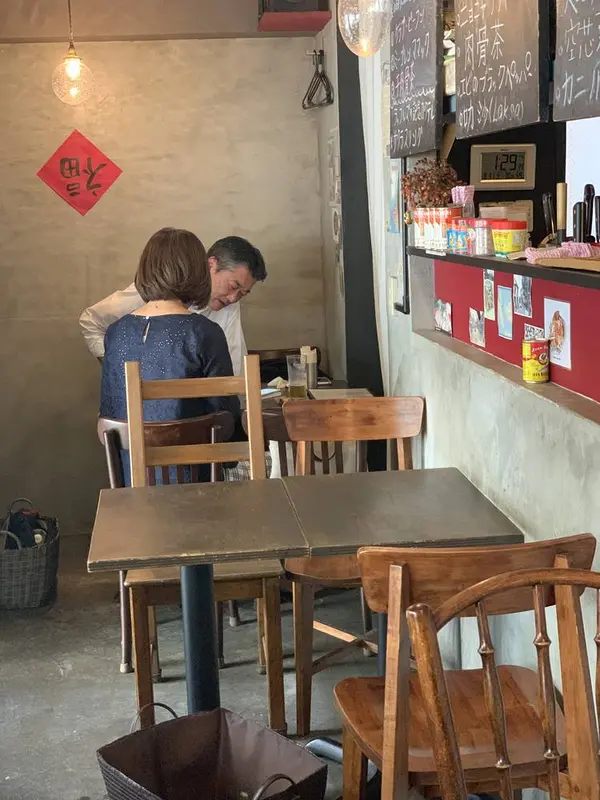 木でできた机とテーブル