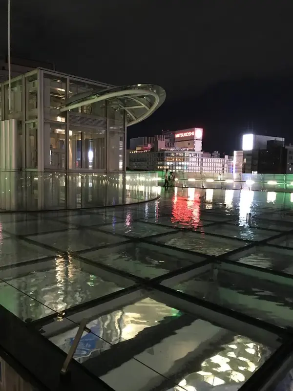 ライトアップされた「水の宇宙船」