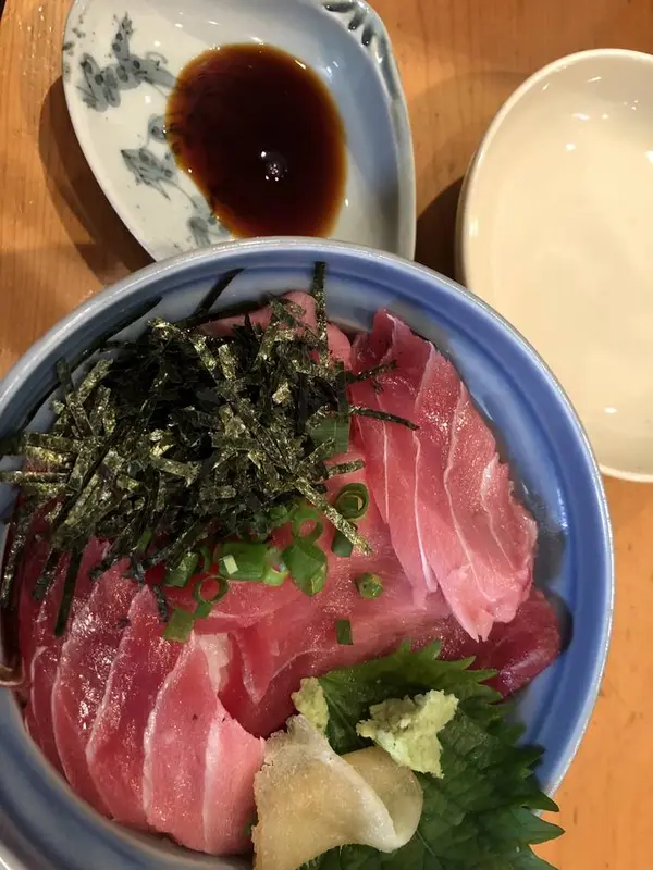 メインの鉄火丼。とろけるタイプ。