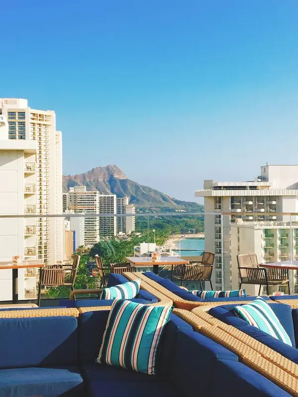 下の階には、人気のバー Sky Waikikiがあります