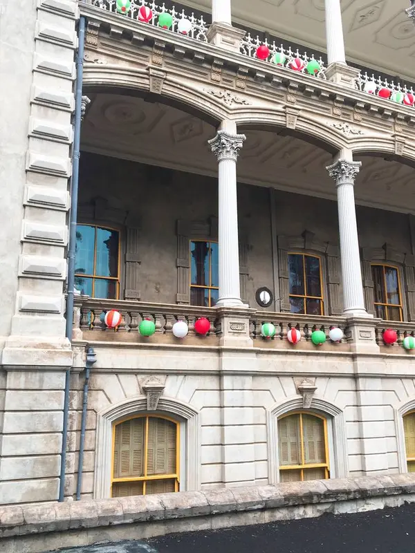 クリスマスシーズンは赤と緑の提灯でクリスマス仕様になります（笑）