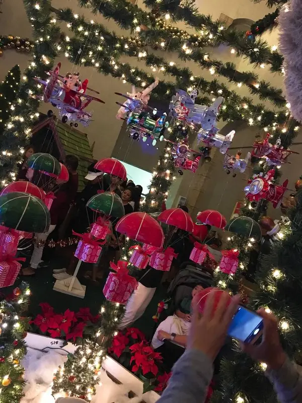 市庁舎内にはクリスマスの飾り付けがたくさん