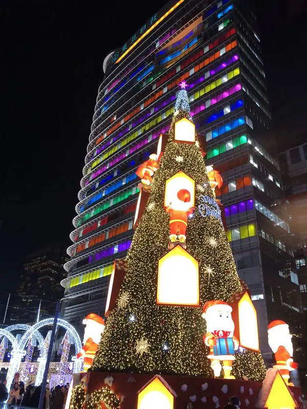 新聞社のビルもクリスマスカラー