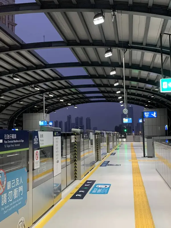 構内