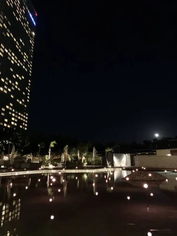 プールサイドからの夜景