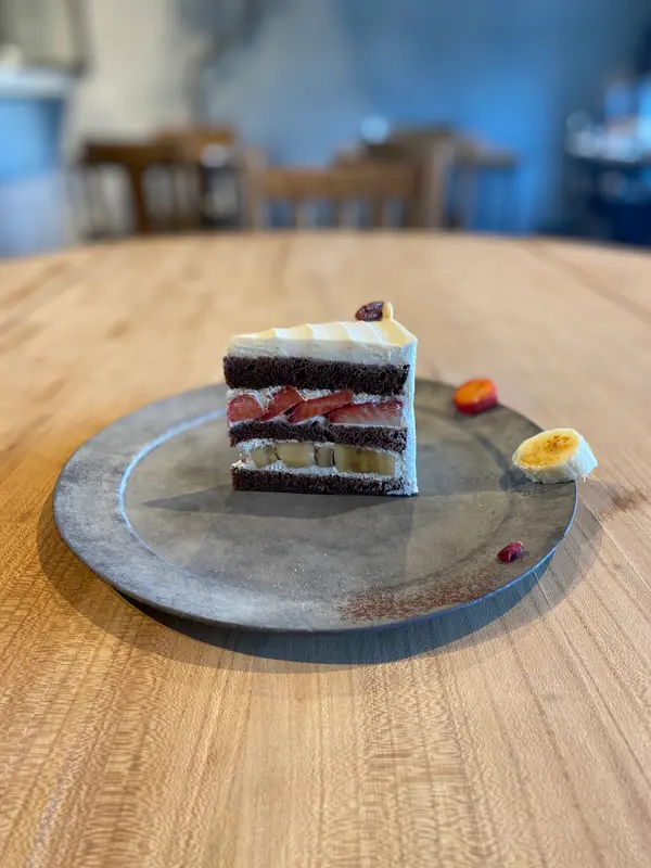 紅ほっぺとバナナのショコラショートケーキ