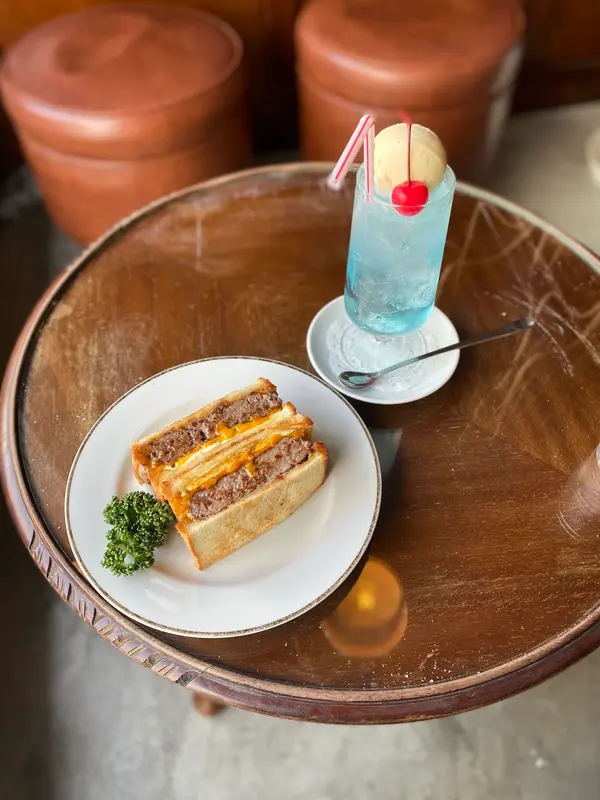 パティメルトサンドとクリームソーダ