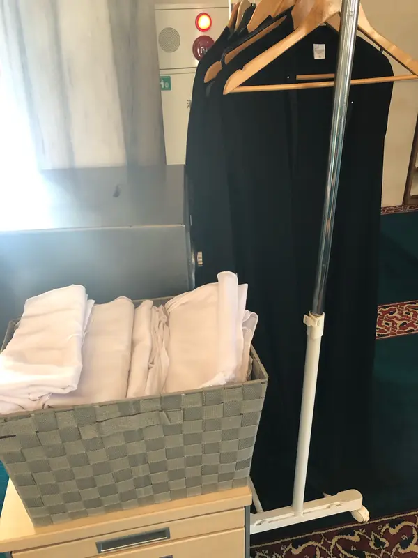 礼拝堂に入る時は服装に注意