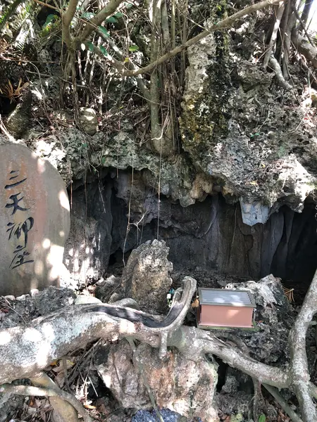 果報バンタの近くにぁります