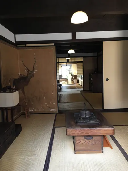 格子の間から覗くと。