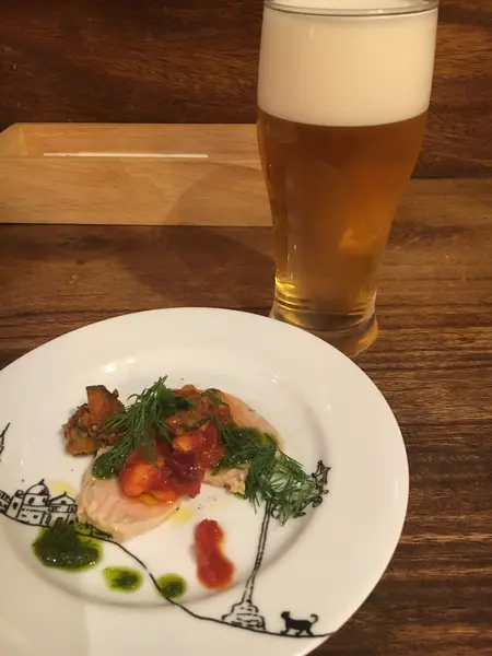 ビールと腸詰めが食べたくなり、こちらのお店に。