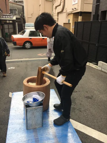 すぐ近くの八つ橋屋さんでまたも無料接待。