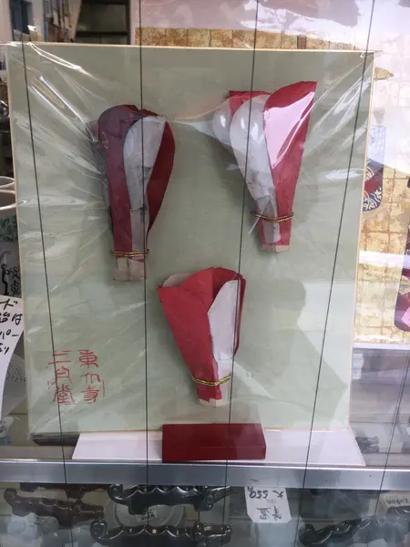 街中の店先に飾られた糊こぼし。