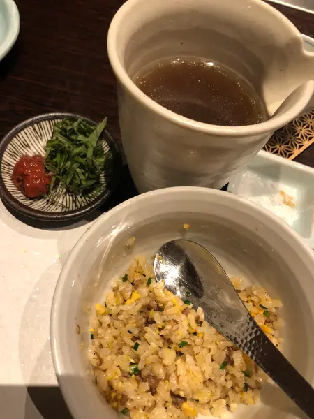 炒飯に出汁を掛けて 薬味入れます