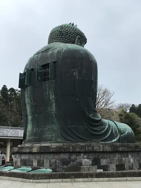 哀愁漂う背中