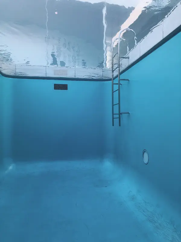 プールの中