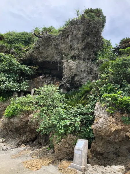 階段を少し登ると洞窟みたぃなのがあります