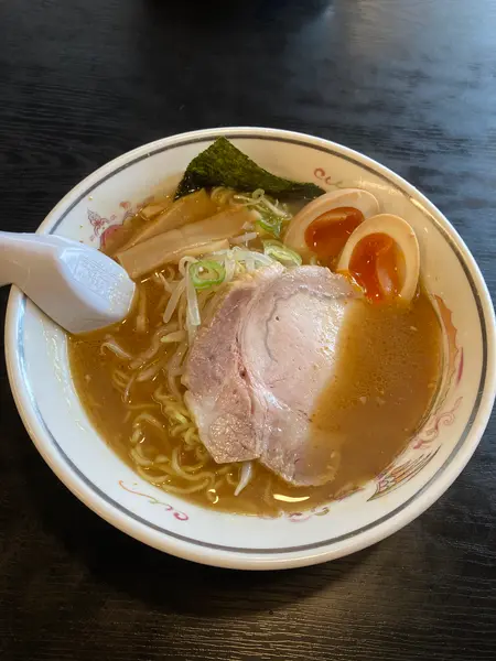 味噌ベースのピリ辛なラーメンです。