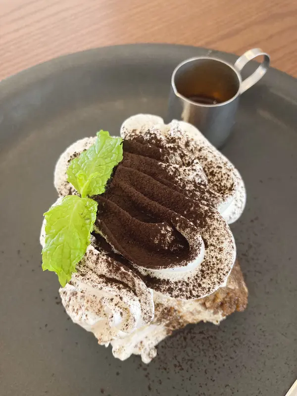 ラム酒をかけて食べるティラミス