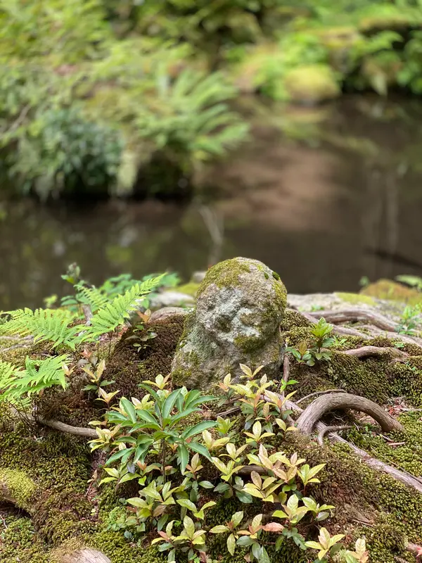 ◎首を傾げるわらべ地蔵さん