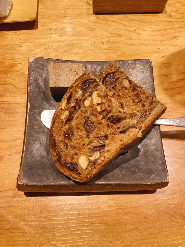 レバーペーストを塗って食べるパン