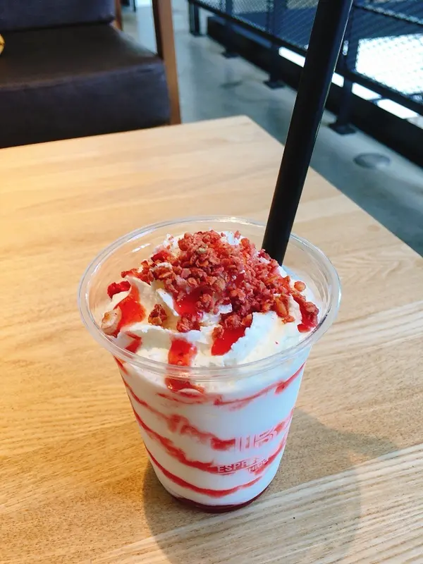 フローズンプレッソ ストロベリーヨーグルト 594円